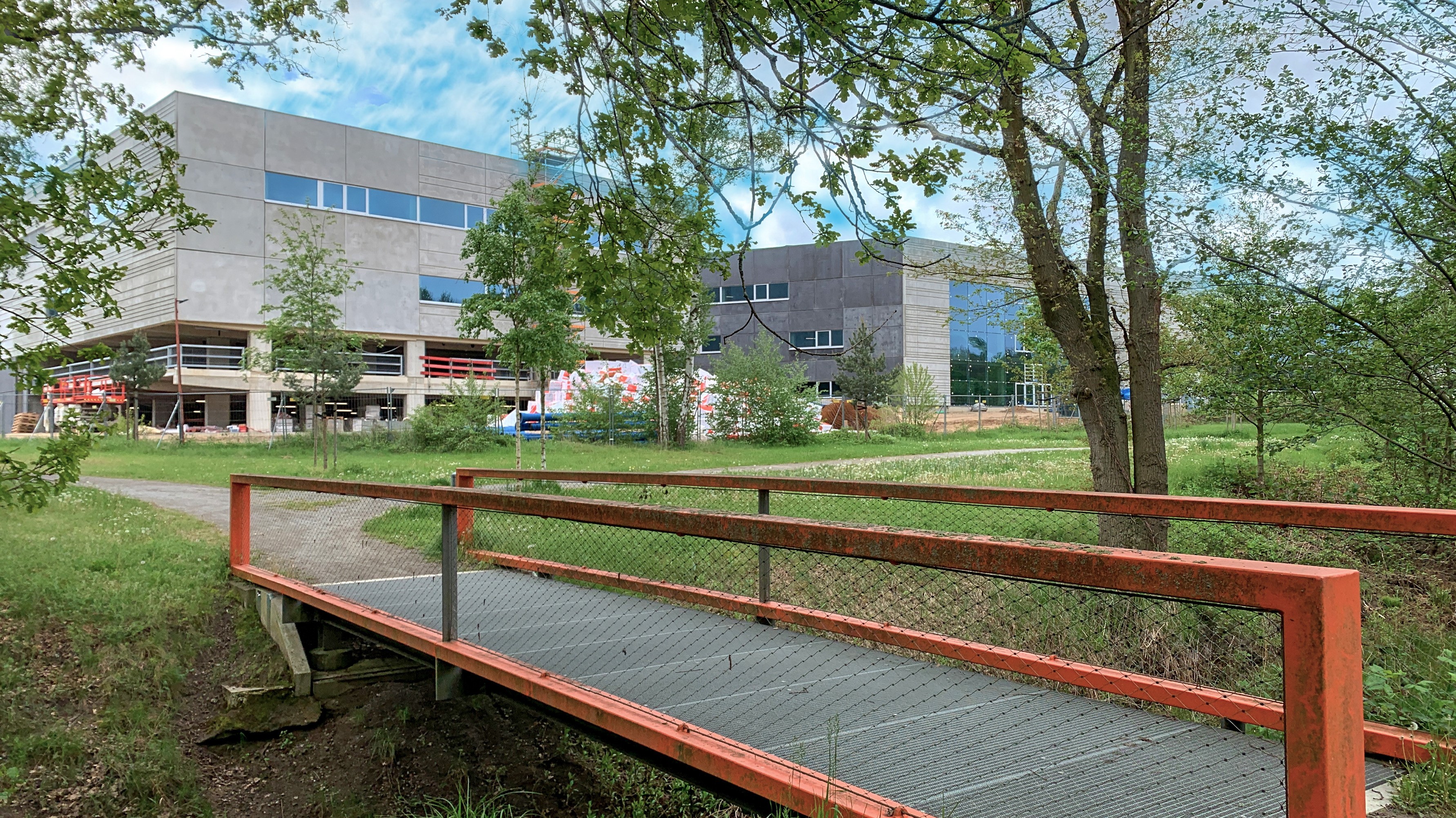Faurecia headquarters: North view from the park