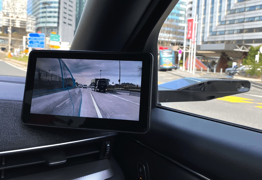 Die eMirror-Technologie von FORVIA ersetzt Seiten- und Rückspiegel durch ein kamerabasiertes System.