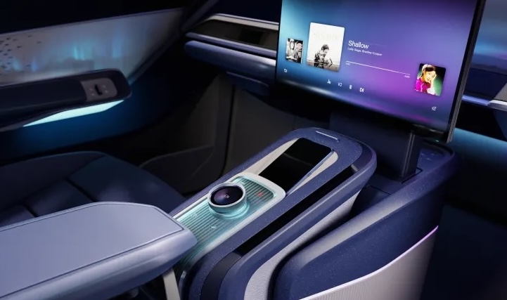 FORVIAs innovative On-Demand-Mittelkonsole